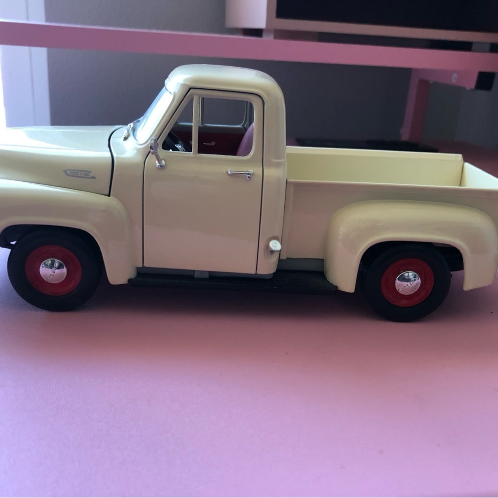 Used Road Tough 1953 Ford f100 1/18 Scale missing mirrors